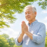 樹木の下で先祖を供養する男性のイメージ画像